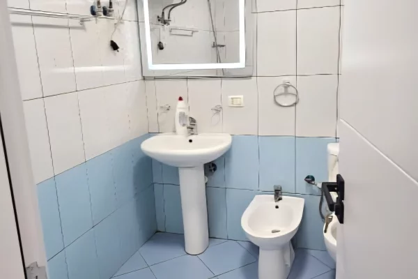 Shtepi ne shitje Apartament ne Tirane, 1+1, Mobilimi E mobiluar, Pagesa 95,000  Euro.