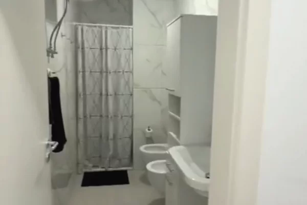 Shtepi ne shitje Apartament ne Tirane, 2+1, Mobilimi E mobiluar, Pagesa 130,000  Euro.