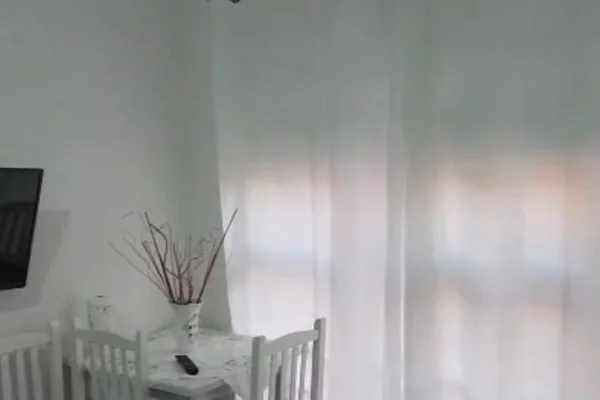 Shtepi me qera Apartament ne Tirane, 1+1, Mobilimi E mobiluar, Pagesa 40,000  Leke.