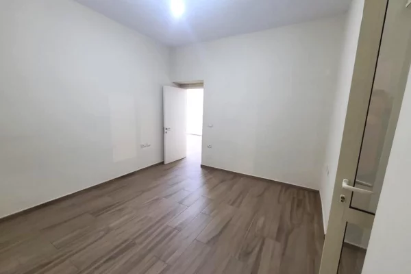 Ambient biznesi me qera 1+1 ne Tirane - 100,000 Leke