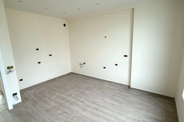 Shtepi ne shitje Apartament ne Tirane, 3+1, Mobilimi Bosh, pa mobiluar, Pagesa 257,500  Euro.