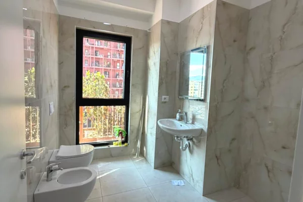 Ambient biznesi me qera 2+1 ne Tirane - 1,000 Euro