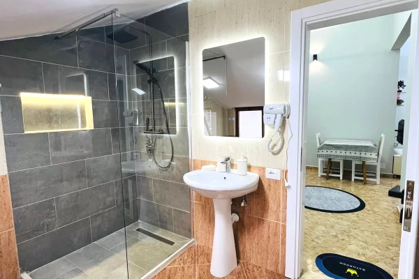 Shtepi me qera Shtepi Private ne Tirane, 2+1, Mobilimi E mobiluar, Pagesa 65,000  Leke.