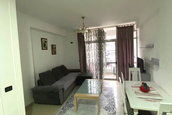 Shtepi ne shitje Apartament ne Tirane, 1+1, Mobilimi E mobiluar, Pagesa 104,000  Euro.