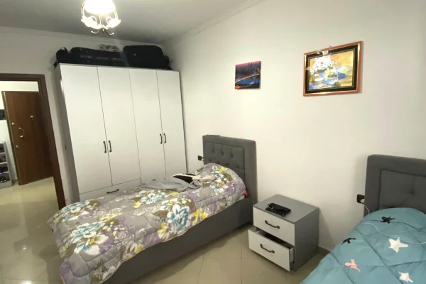 Shtepi ne shitje Apartament ne Tirane, 1+1, Mobilimi E mobiluar, Pagesa 104,000  Euro.