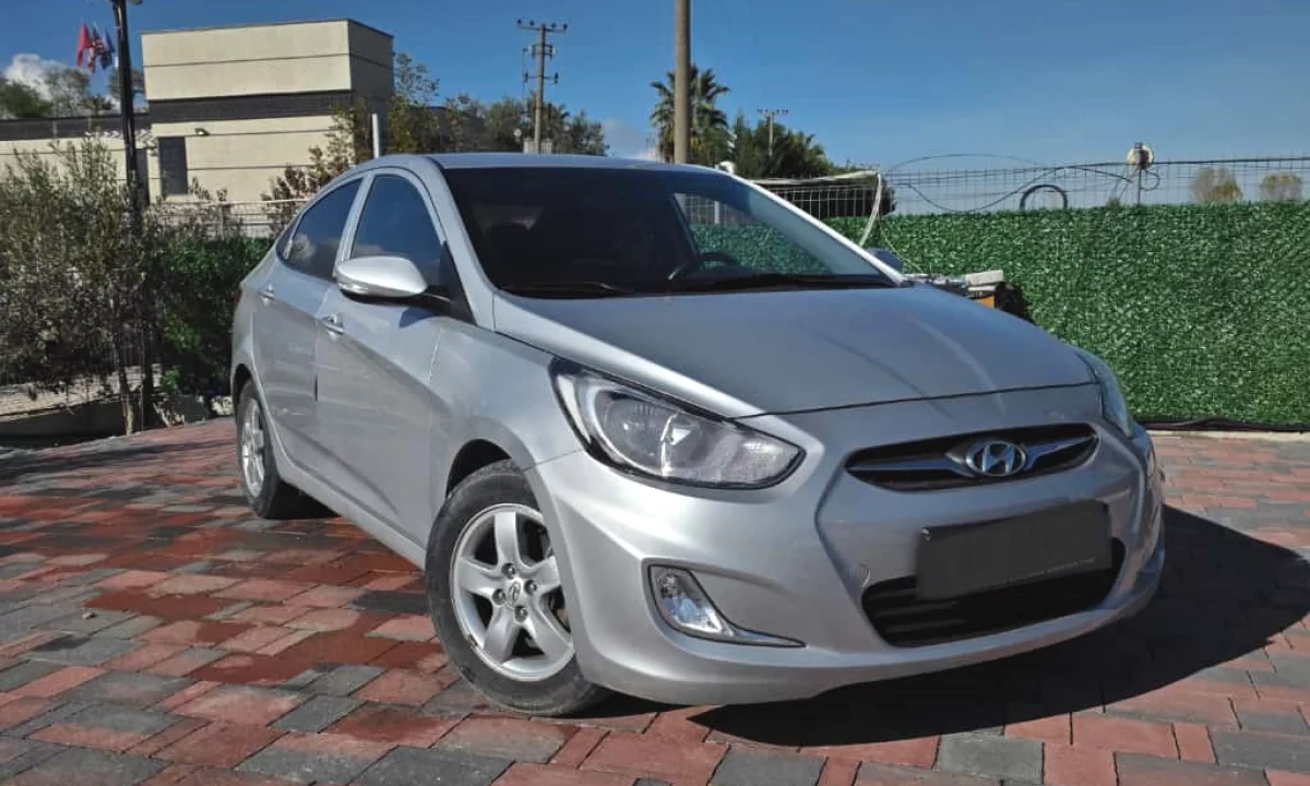 Hyundai Accent – Sedan Ekonomik me Qera