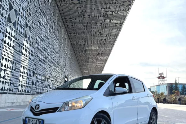 Toyota yaris nafte 1.4 2015 duke nisur nga 25 euro dita