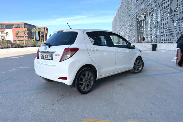 Toyota yaris nafte 1.4 2015 duke nisur nga 25 euro dita