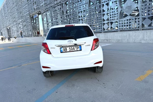 Toyota yaris nafte 1.4 2015 duke nisur nga 25 euro dita
