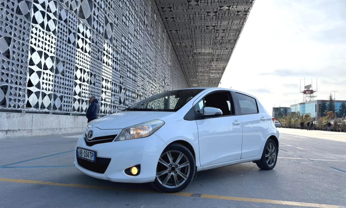 Toyota yaris nafte 1.4 2015 duke nisur nga 25 euro dita