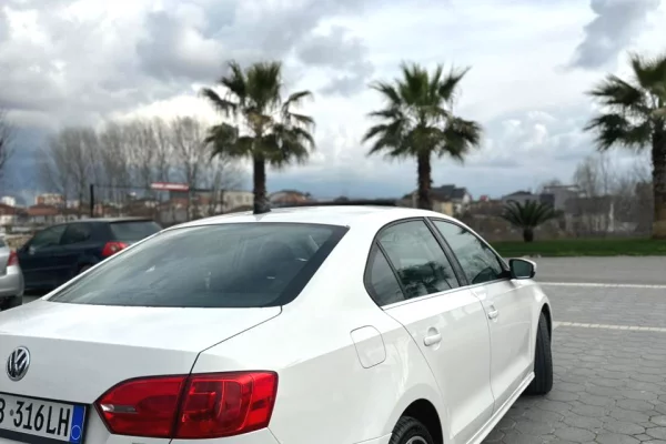 Volkswagen Jetta – Automat | 2.0 Diesel duke nisur nga 35 euro dita