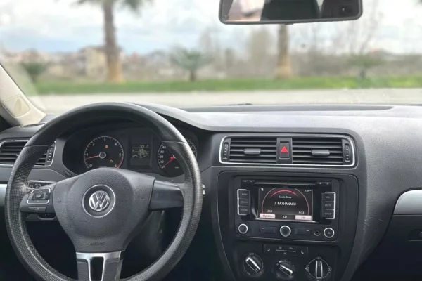 Volkswagen Jetta – Automat | 2.0 Diesel duke nisur nga 35 euro dita