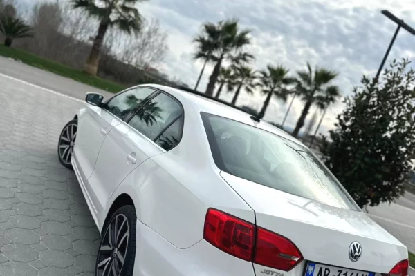 Volkswagen Jetta – Automat | 2.0 Diesel duke nisur nga 35 euro dita