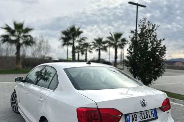 Volkswagen Jetta – Automat | 2.0 Diesel duke nisur nga 35 euro dita