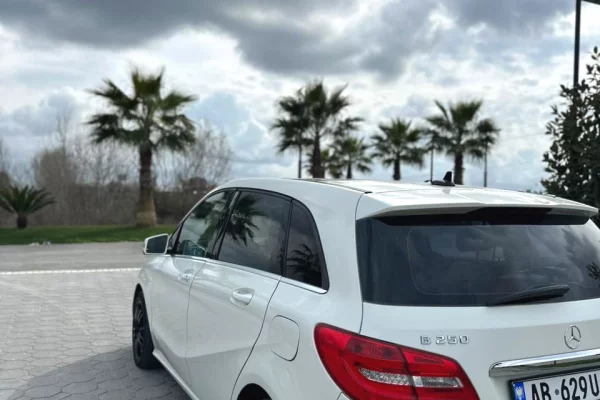 Mercedes-Benz B-Class – Automat duke filluar nga 40 euro dita