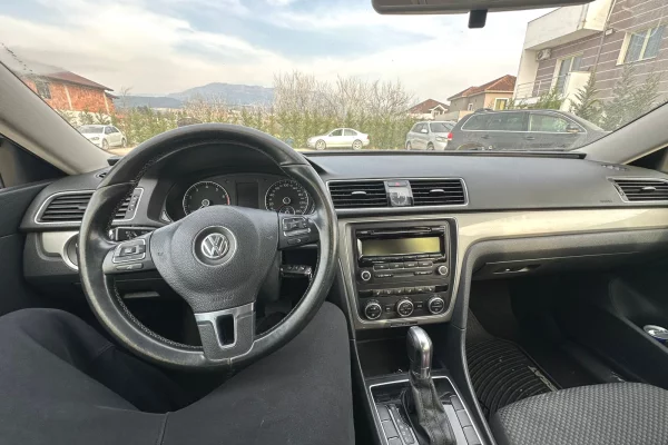 Volkswagen Passat – Automat | 2.5 Benzine + Gaz duke filluar nga 35 euro dita
