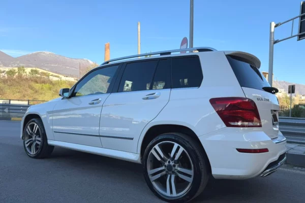 Makina ne shitje ne Tirane - 13,800 Euro