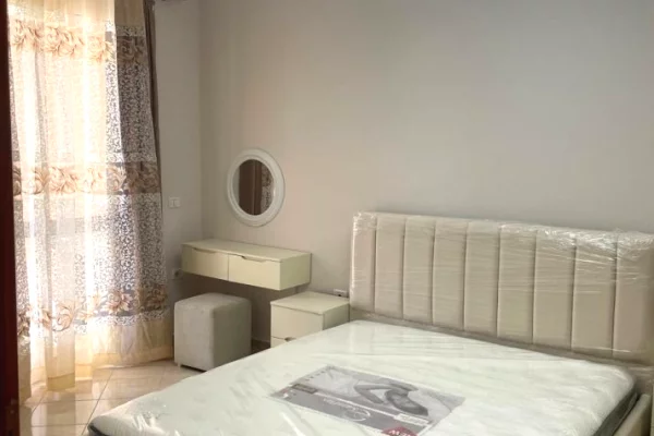 Zona: Liqeni i Thate, jepet me qera apartament 1+1.