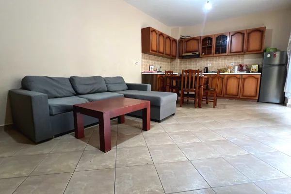 Tek Stadiumi Dinamo, jepet em qera apartament 1+1.