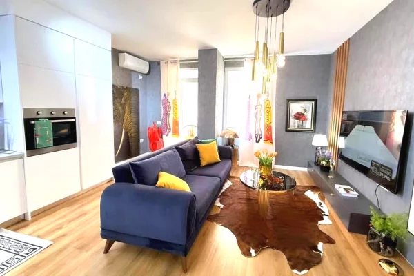 Prane 21-dhjetorit, jepet me qera apartament modern 1+1.