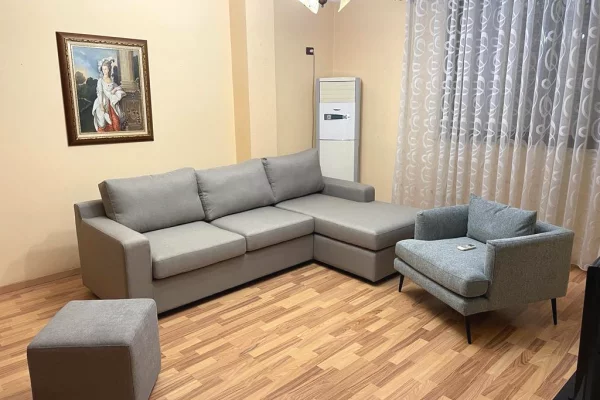 Rruga e kavajes prane QENDRES, Jepet me qera apartament 1+1.