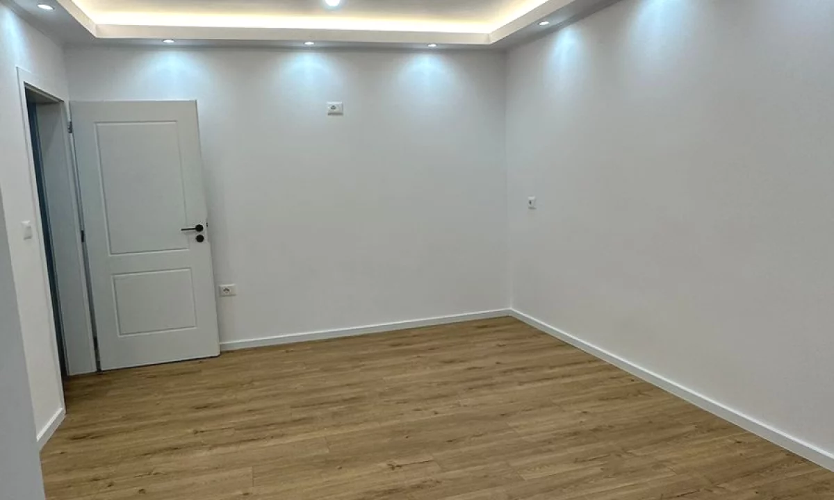 prane hyrjes se myslym shyrit jepet zyre me qera apartament 1+1 bosh