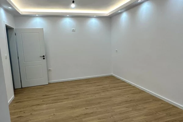 Ambient biznesi me qera 3+1 ne Tirane - 53,000 Leke