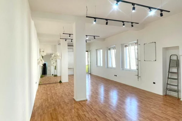 Ambient biznesi me qera 3+1 ne Tirane - 800 Euro