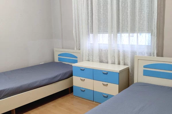 Kopshti zologjik jepet me qera apartament 1+1 i arreduar!