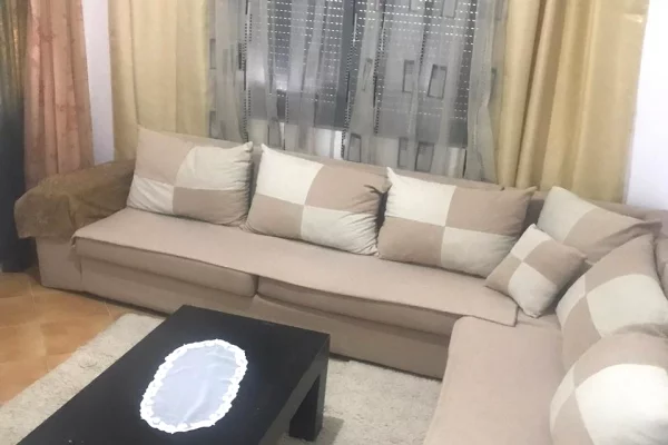 Ura e Selites , jepet me qera apartament 1+1.