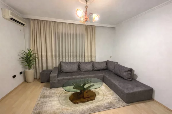 Prane Bankes, ne Qender, jepet me qera apartament 1+1+A i arreduar!