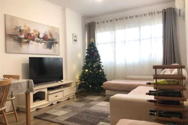 Prane Pallatit me Shigjeta, jepet me qera apartament 2+1 i arreduar!