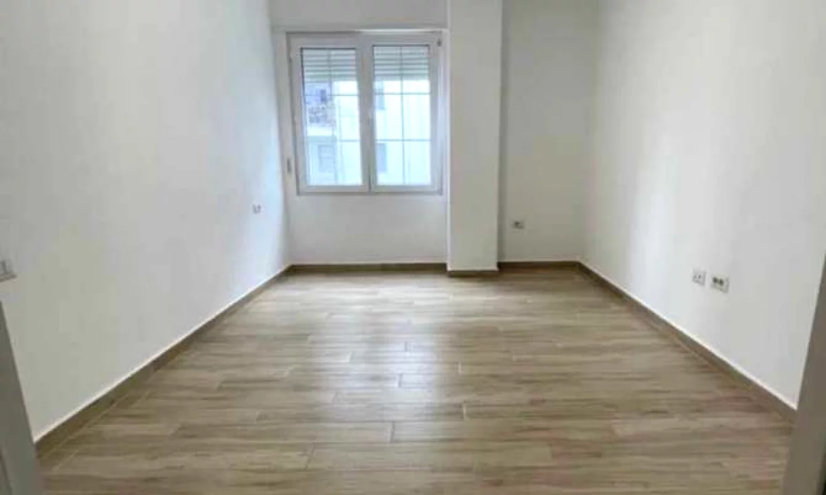 21-Dhjetori, jepet me qera ambient per zyra .