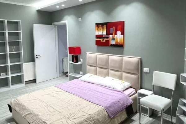 Kika 1,Komuna e parisit, jepet me qera apartament modern 1+1.