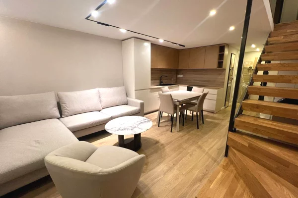 Prane pallatit me shigjeta, jepet me qera Duplex Modern!