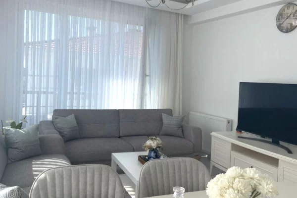 Prane 21-dhjetorit, jepet me qera apartament 2+1 i arreduar!