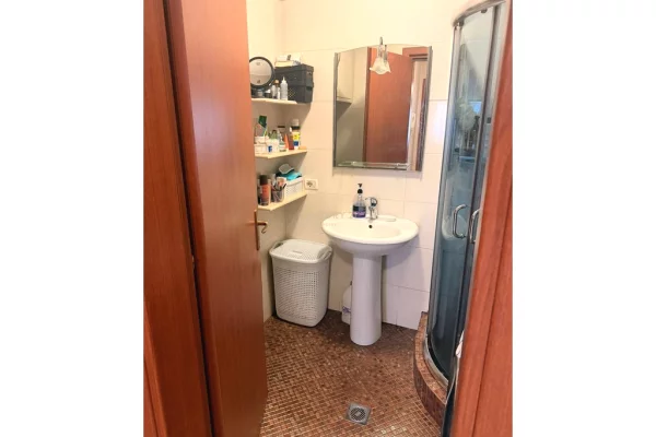 Shtepi ne shitje Apartament ne Tirane, 2+1, Mobilimi E mobiluar, Pagesa 123,000  Euro.