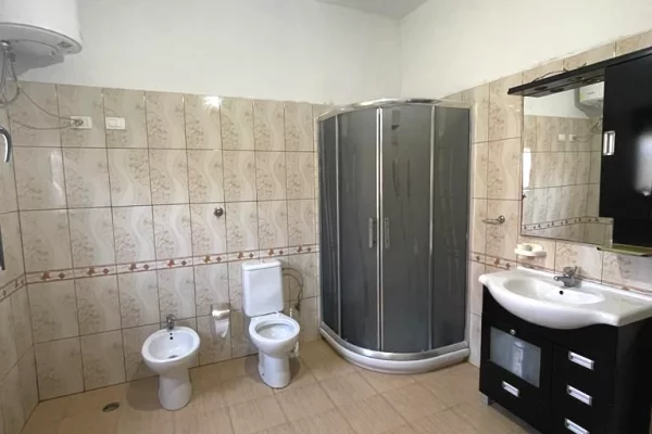 Shtepi me qera Shtepi Private ne Tirane, 3+1, Mobilimi E mobiluar, Pagesa 35,000  Leke.