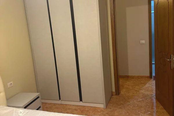 Shtepi me qera Apartament ne Tirane, 2+1, Mobilimi E mobiluar, Pagesa 650  Euro.