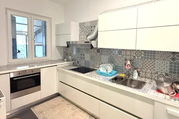 Shtepi me qera 2+1 ne Tirane - 1,300 Euro