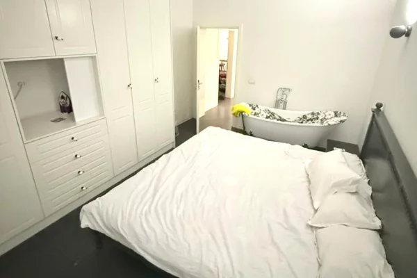 Shtepi me qera 2+1 ne Tirane - 1,300 Euro