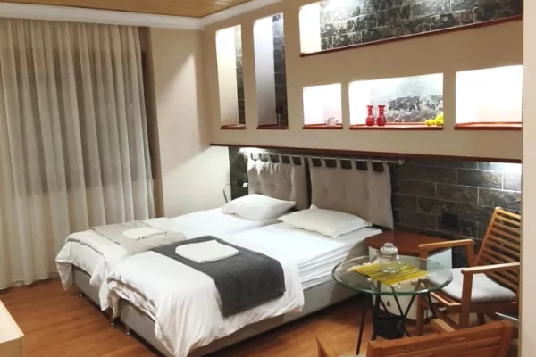 Shiten 2 apartamente – Pazari i Ri, Qendër Tiranë (Tek 9 Kateshet)