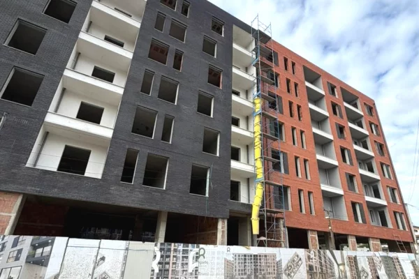 Shtepi ne shitje Apartament ne Tirane, 2+1, Mobilimi Bosh, pa mobiluar, Pagesa 116,800  Euro.