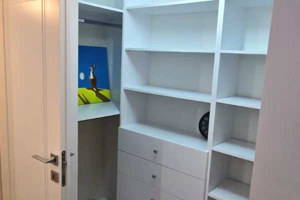 Shtepi me qera Apartament ne Tirane, 3+1, Mobilimi E mobiluar, Pagesa 1,000  Euro.