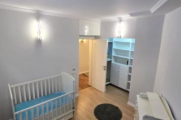 Shtepi me qera Apartament ne Tirane, 3+1, Mobilimi E mobiluar, Pagesa 1,000  Euro.