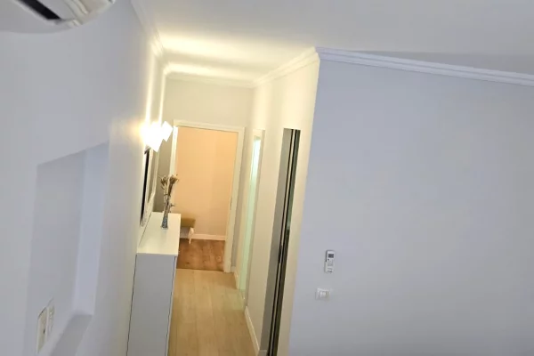 Shtepi me qera Apartament ne Tirane, 3+1, Mobilimi E mobiluar, Pagesa 1,000  Euro.