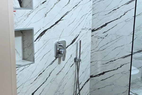 Shtepi me qera Apartament ne Tirane, 3+1, Mobilimi E mobiluar, Pagesa 1,000  Euro.