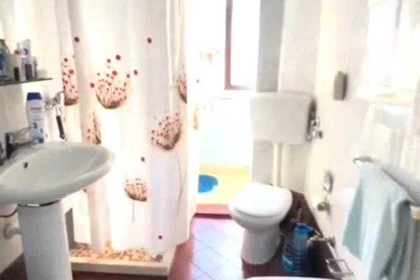 Shtepi ne shitje Apartament ne Tirane, 2+1, Mobilimi Pjeserisht e mobiluar, Pagesa 14,000,000  Leke.