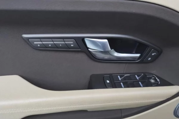 Makina ne shitje ne Tirane, Land Rover, 2015 Diesel,Kambio Automatik Pagesa 1,590,000  Leke.