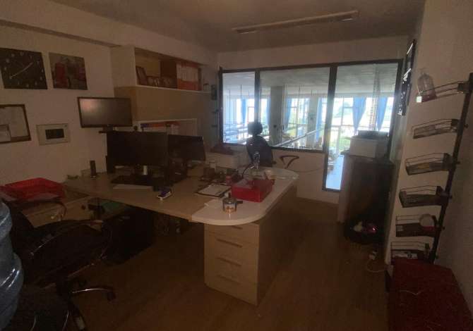 Ambient biznesi me qera 3+1 ne Tirane - 1,000 Euro
